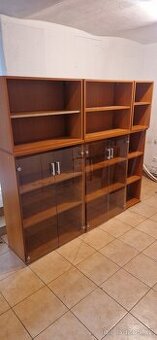 Dřevěná skříňová sestava s prosklenými dvířky