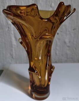 Váza z hutního skla