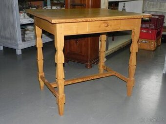 Starý smrkový stůl