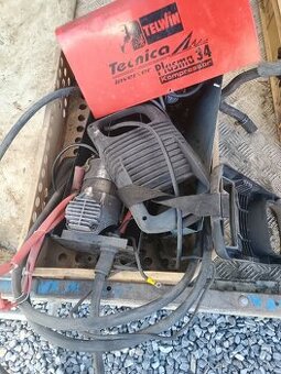 Plazmová řezačka rozebraném stavu s novým hořákem