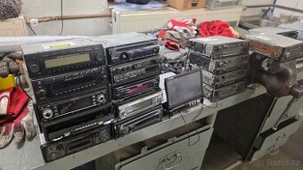Výprodej autoradií a CD měničů asi 80ks a zesilovačů