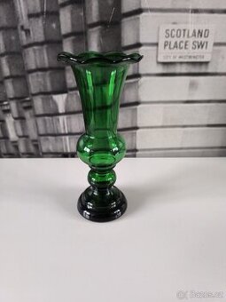 Smaragdově zelená váza se zvlněným okrajem