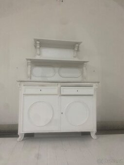 Historická repasovaná komoda s nádstavcem