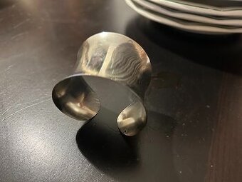 Masivní otevřený náramek typu cuff
