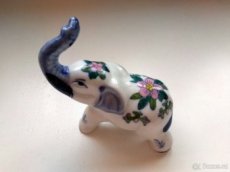 Porcelánový sloník s růžovými květy - 1