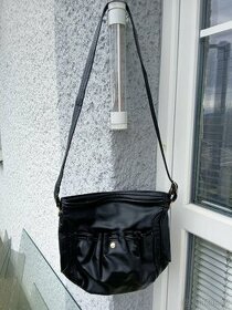 Černá kabelka na rameno 30 cm x 26 cm - 1
