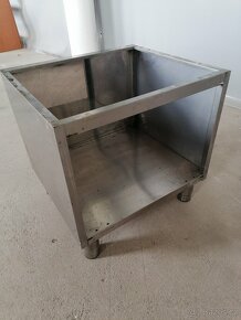 Nerezový gastro nábytek (stoly atd.)