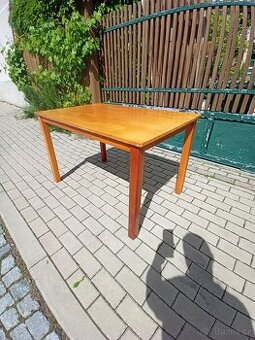 Jídelní stůl tvrdé dřevo