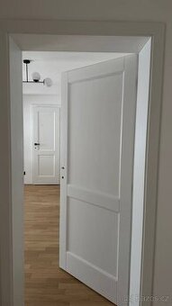 Interiérové dveře – bílé, dřevěné, s kováním