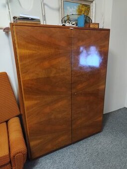 Skříně, Obývací stěny, skříňky, peřiňák, komody