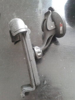 DRZAK MOBILU DO AUTA ZNACKOVY PRISAVKA