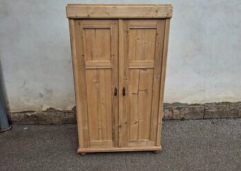 STAROŽITNÁ ŠATNÍ SKŘÍN PO CELKOVÉ ENOVACI