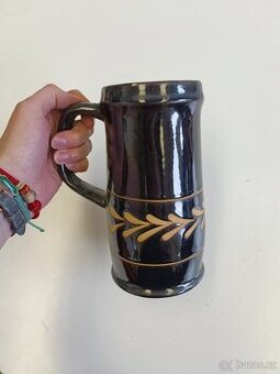 Keramický půllitr s uchem – tmavě hnědá glazura