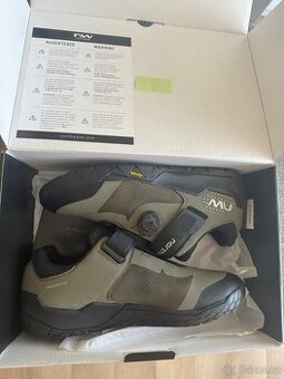 Silnični a boty na kolo