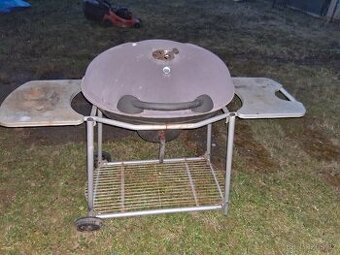 Prodám zahradní gril na dřevěné uhlí s víkem.