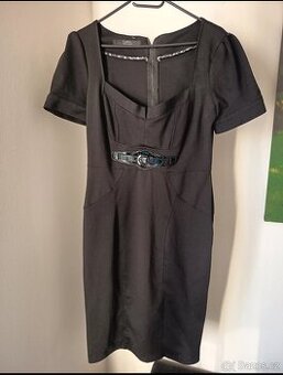 Krásné černé šaty s detailem pásku