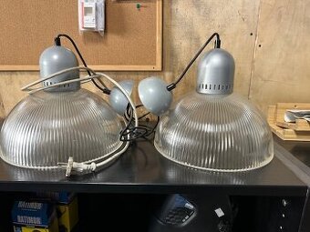 Lustry v industriálním stylu.
