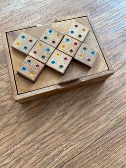 Dřevěný hlavolam a pálka s míčkem na šňůrce.