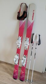 Pěkné dívčí sjezdové lyže zn.Elan 130cm,brýle Bollé a hůlky