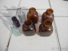 skleněné lahvičky
