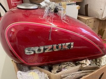 Nadrz Suzuki GN 250 Cafe racer prestavba