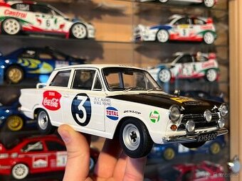 Ford Cortina 1:18 Autoart - 1