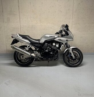 YAMAHA FZS 600 FAZER