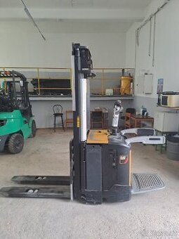 Vysokozdvižný vozík Caterpillar s plošinou