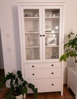 HEMNES VITRÍNA