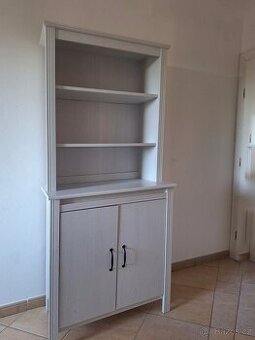 Vysoká skříň knihovna Brusali