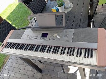 Piano YAMAHA Portable Grand DGX-640 - 1