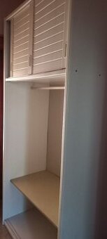 Skříň s posuvnými dveřmi
