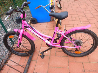 dětské růžové kolo