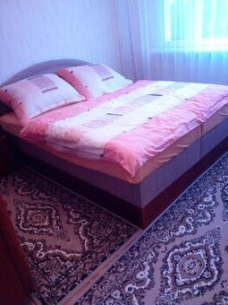 Manželská postel vyvýšená.