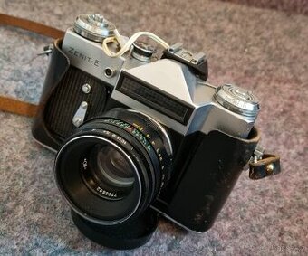 Kinofilmový fotoaparát Zenit‑E s objektivem Helios 58 mm f/2