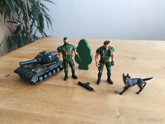 2 vojáci 8cm s přísl., TOP stav