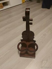 Starý dřevěný držák na lahve