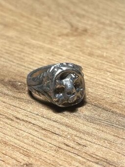 Zákopový prsten? Německo, První světová válka, lebka a kosti