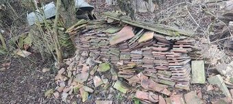 Střešní tašky starší hromada za odvoz