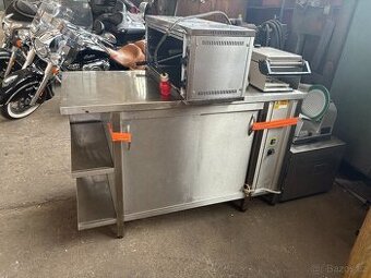 Nerezový stůl s tepelným mostem, ohřevem na talíře na výdej