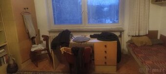 skříně, postele, stěny