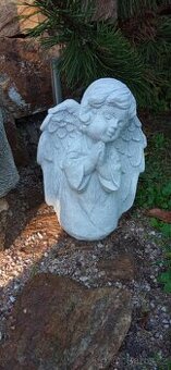 Zahradní dekorace- Andělíček klečící