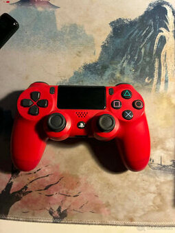 červený ps4 ovladač