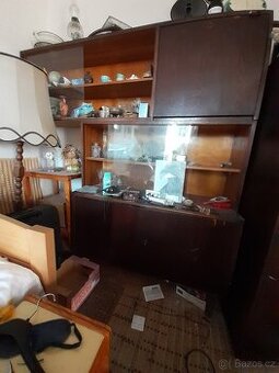 Šatní skříň a sekretář