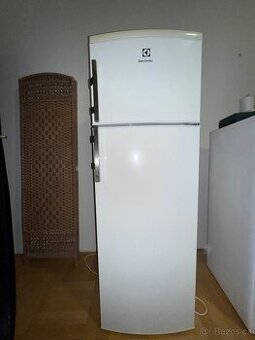 Lednice s mrazákem Electrolux EJ2801AOW2 - plně funkční