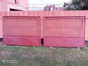 Vjezdová vrata.