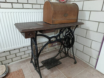 Šlapací šicí sroj se stojanem