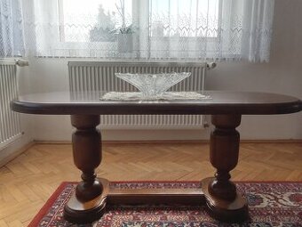 Konferenční stůl ze dřeva