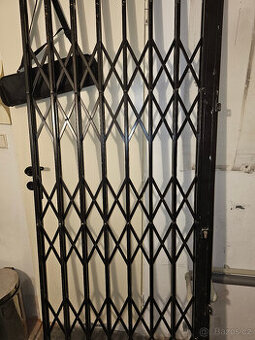 Bezpečnostní mříž na dveře