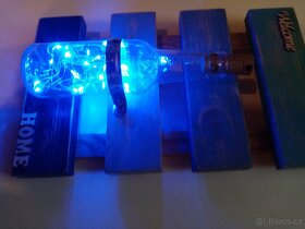 Dřevěná svítící dekorace na stěnu